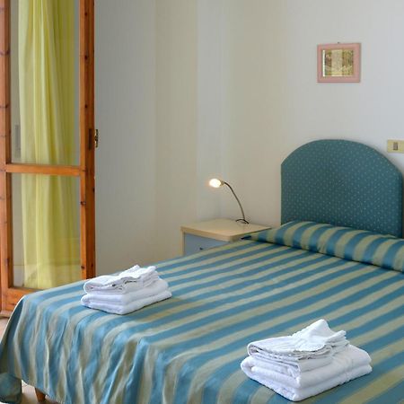 Hotel Embassy Песаро Екстериор снимка