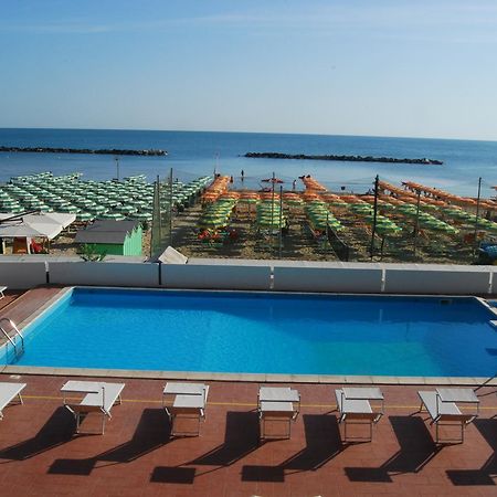 Hotel Embassy Песаро Екстериор снимка