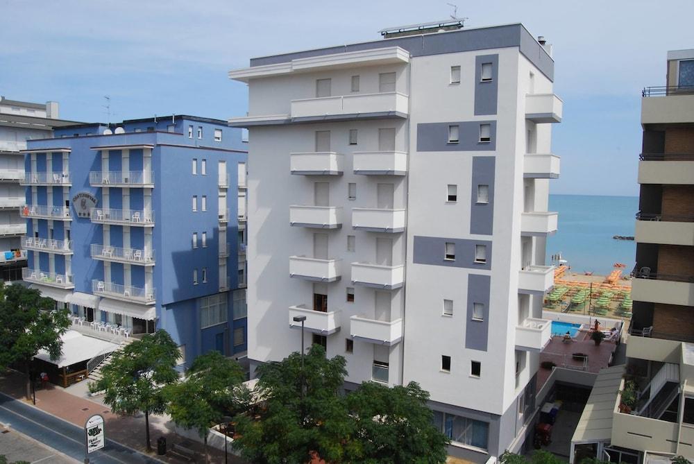 Hotel Embassy Песаро Екстериор снимка