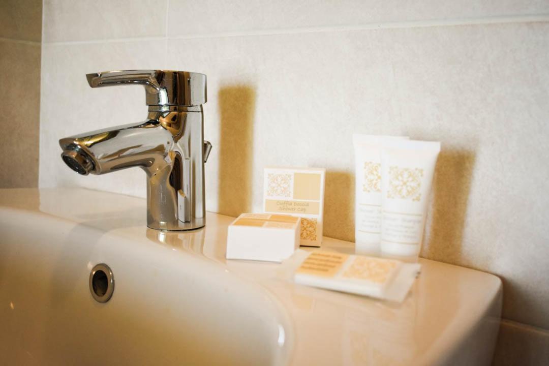 Hotel Embassy Песаро Екстериор снимка