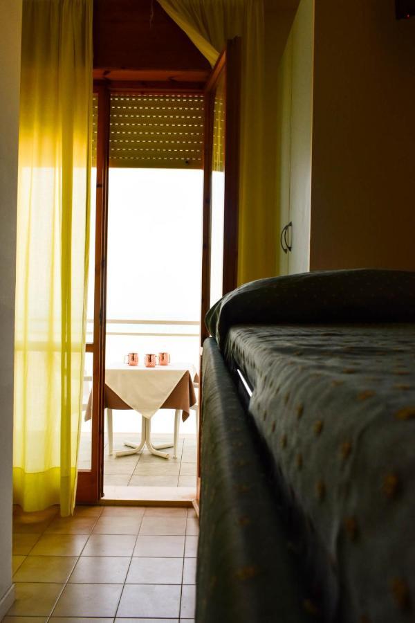 Hotel Embassy Песаро Екстериор снимка