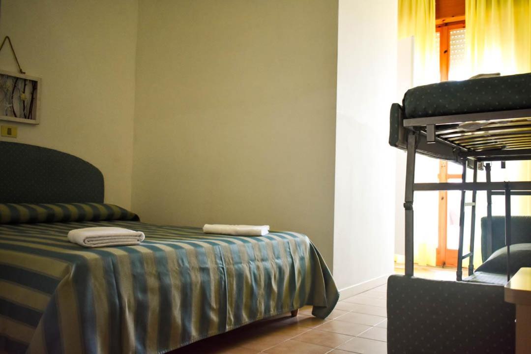 Hotel Embassy Песаро Екстериор снимка