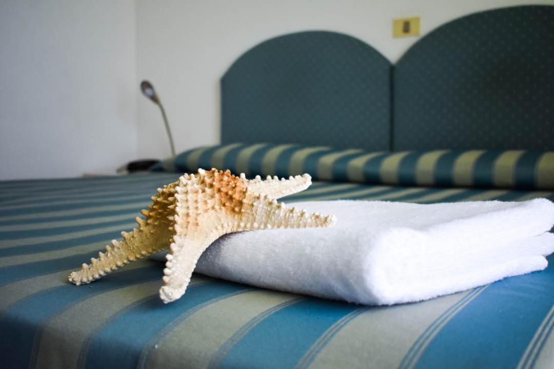 Hotel Embassy Песаро Екстериор снимка