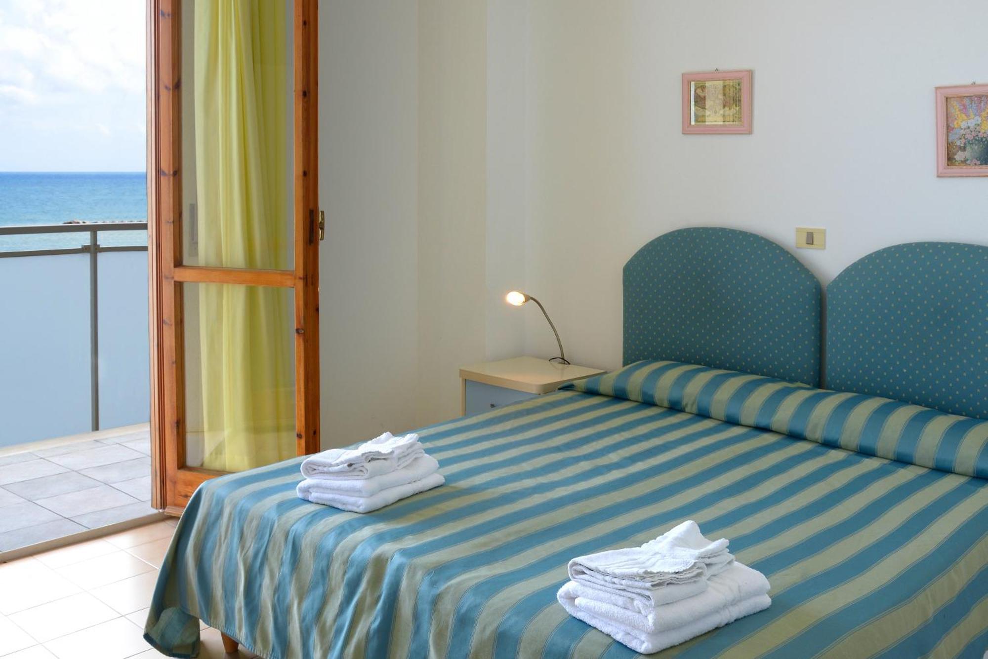 Hotel Embassy Песаро Екстериор снимка