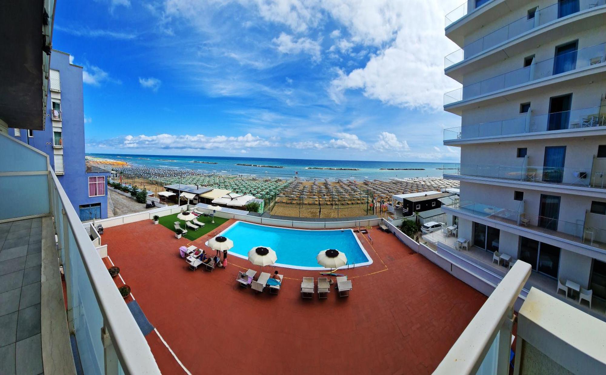 Hotel Embassy Песаро Екстериор снимка