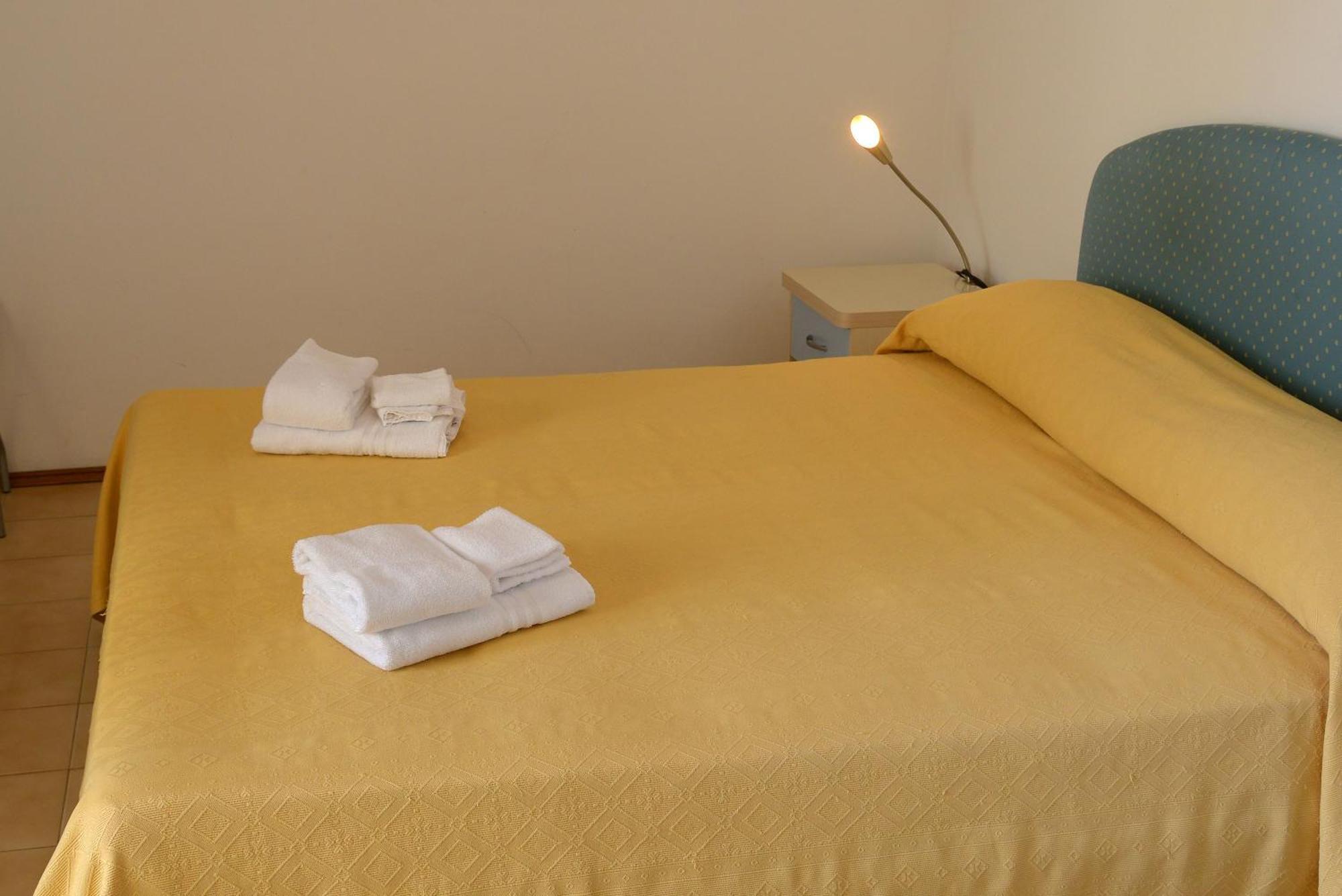 Hotel Embassy Песаро Екстериор снимка