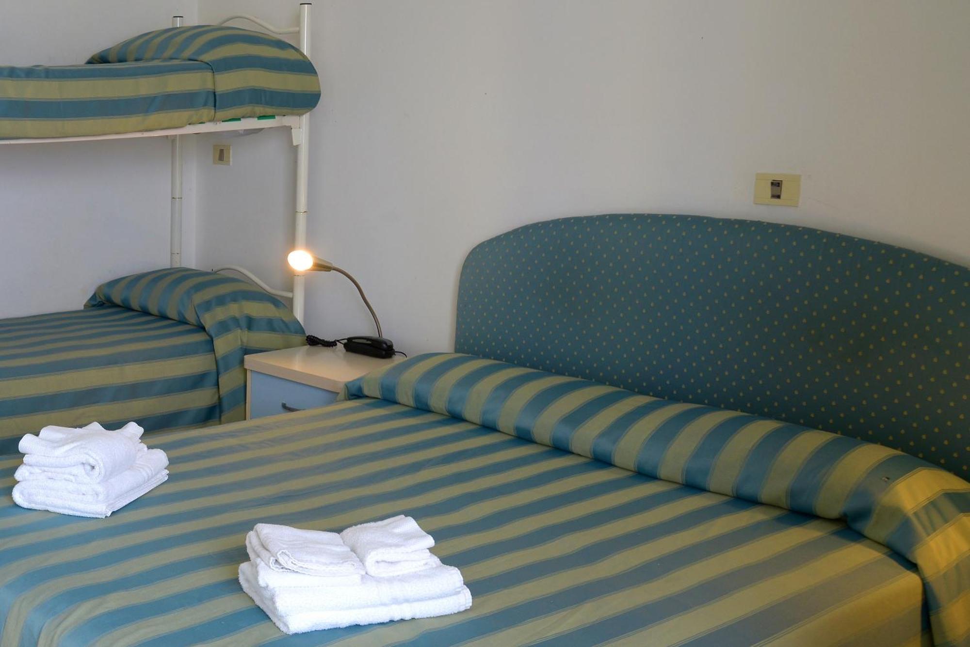 Hotel Embassy Песаро Екстериор снимка
