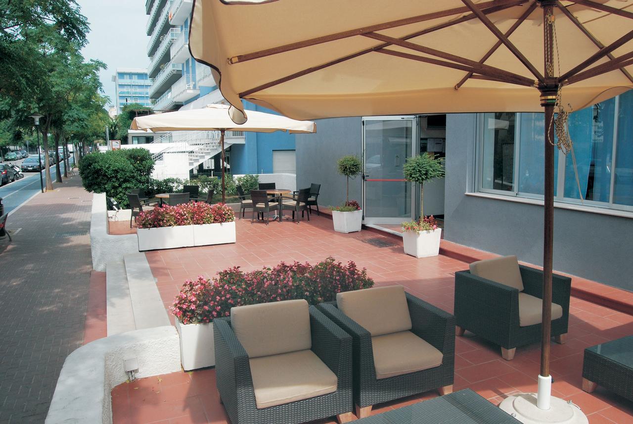 Hotel Embassy Песаро Екстериор снимка