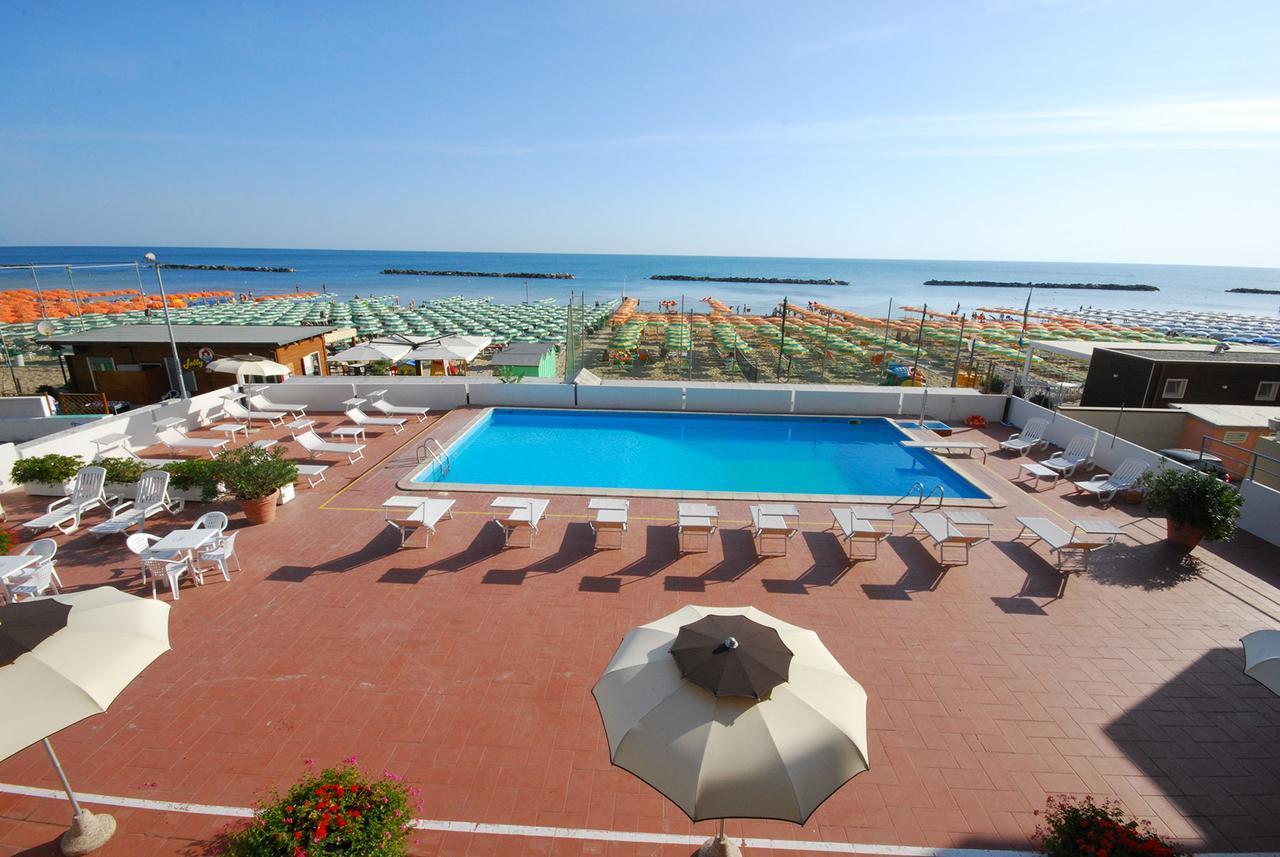 Hotel Embassy Песаро Екстериор снимка